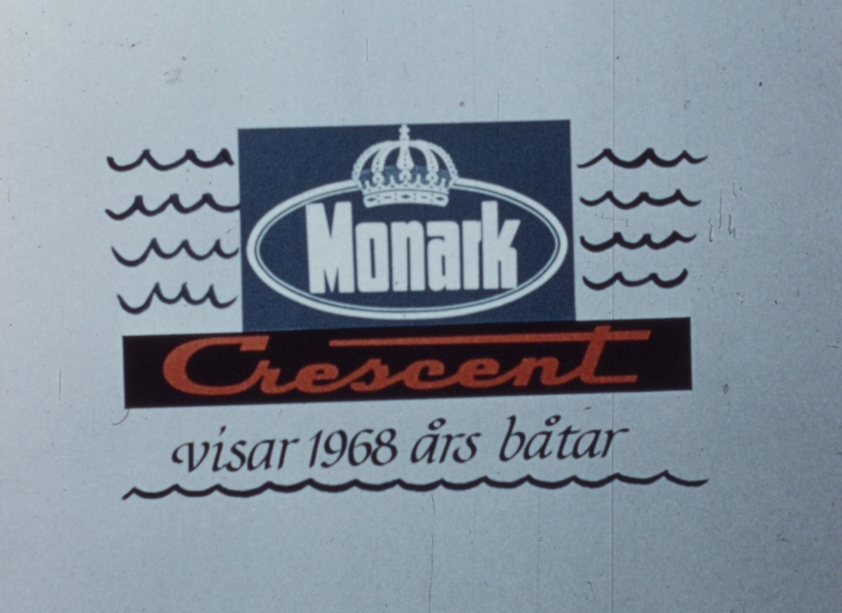 Färgfilm producerad för Monark-Crescent Bolagen AB som belyser ett urval av företagets motor- och segelbåtar. Filmen inleder på en skärgårdsö, troligtvis belägen i Varbergs kommun, där ett sällskap har slagit sig ner för att äta och dricka. Därefter följer ett montage över olika platser som alla förmodligen finns i Varberg. Montaget innehåller bland annat vyer från en oidentifierad badstrand samt motocrossåkning utanför Monarks cykelfabrik.

Vid en kaj ligger en rad båtar förtöjda, varav tre är motorbåtar från Monark-Crescent. I nästa klipp befinner sig fyra män ute på vattnet ombord en campingbåt av modellen MONARITA, som konstruerades för företaget av Harry Becker. En av dem har en TV-kamera och de har kontakt med en man i en motordriven eka. Så småningom börjar MONARITA och ekan åka i olika formationer så att kameramannen kan fånga ekan ur olika vinklar. En campingbåt tar sedan ekans plats i TV-kamerans blickfång. I bakgrunden skymtas kusten med Varbergs fästning och kallbadhus.

Fokus skiftas sedan till att visa upp segelbåtar. Två stycken AVANTI ligger bredvid varandra i stilla vatten. Denna modell konstruerades också av Harry Becker och tillverkades i glasfiberarmerad plast. Ett kort montage följer på kappseglande AVANTI-båtar innan filmen återgår till de mer stillsamma segelbåtarna. Filmen skiftar sedan tillbaka till kappseglingen. En AVANTI tar sig därefter ut på vattnet från Varbergs innerhamn. Bilder på hårt väder följer; vattnet slår upp mot innerhamnens vågbrytare hårt nog att stänka över den. Båtarna som ligger förtöjda på andra sidan duschas i havsvatten. En campingbåt, förmodligen en MONARITA, testkörs därefter i höga vågor. Båten studsar emellanåt hejvilt fram på vågorna. Flera campingbåtar förtöjer sedan vid en oidentifierad ö. Filmen avslutar med att sex stycken ekor utrustade med utombordsmotorer åker i ett följe.