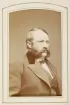 En skäggig man i redingot med sammetskrage, väst och stärkkrage med fluga.
Bröstbild, halvprofil. Ateljéfoto.
Friherre Walfrid Gyllenkrok (1829-1896), Oby, Blädinge.