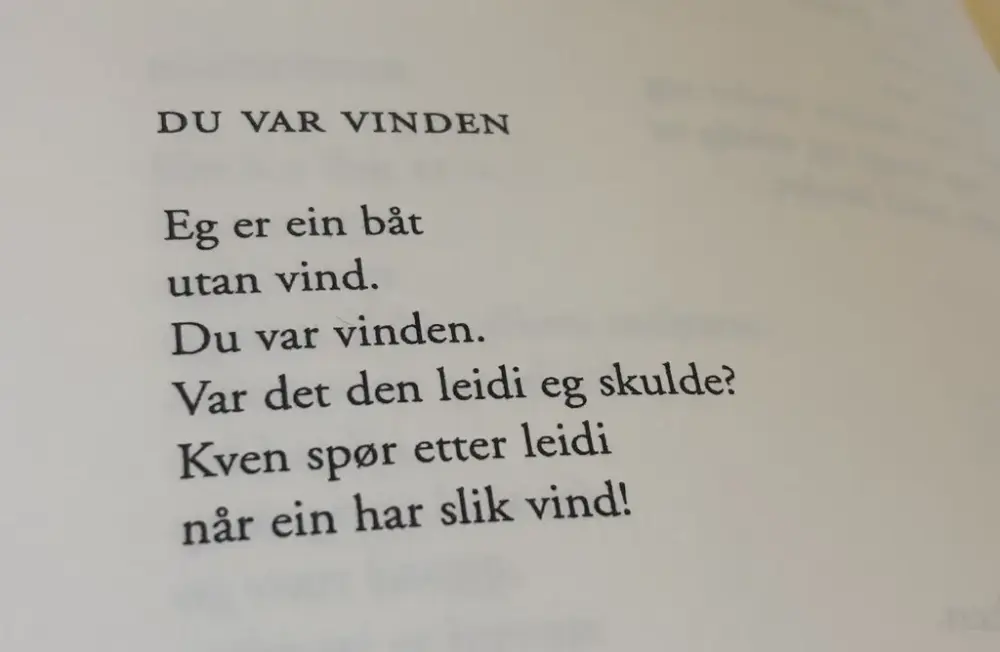 ei oppslått bok med tre dikt av Olav H. Hauge