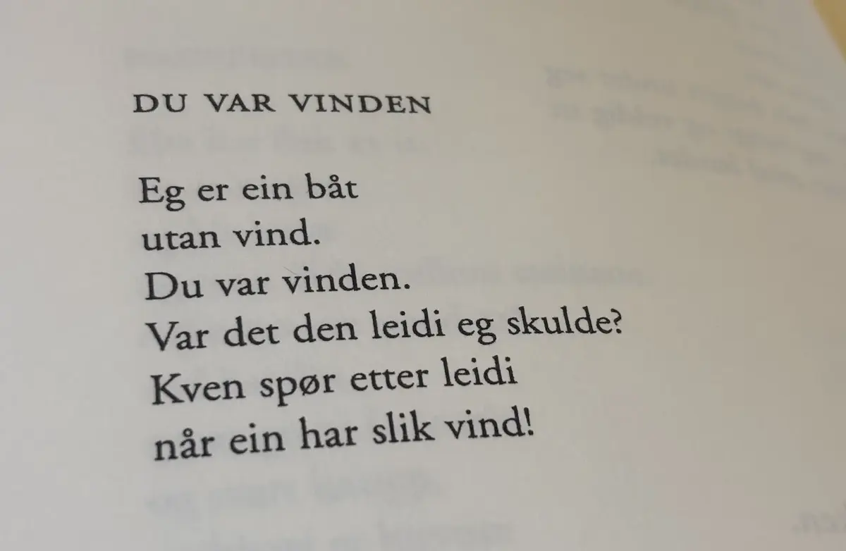 ei oppslått bok med tre dikt av Olav H. Hauge