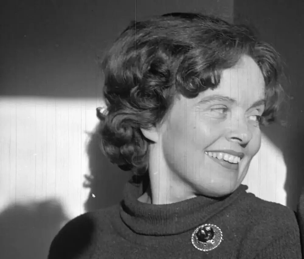 ei smilande Marie Takvam med høghalsa genser