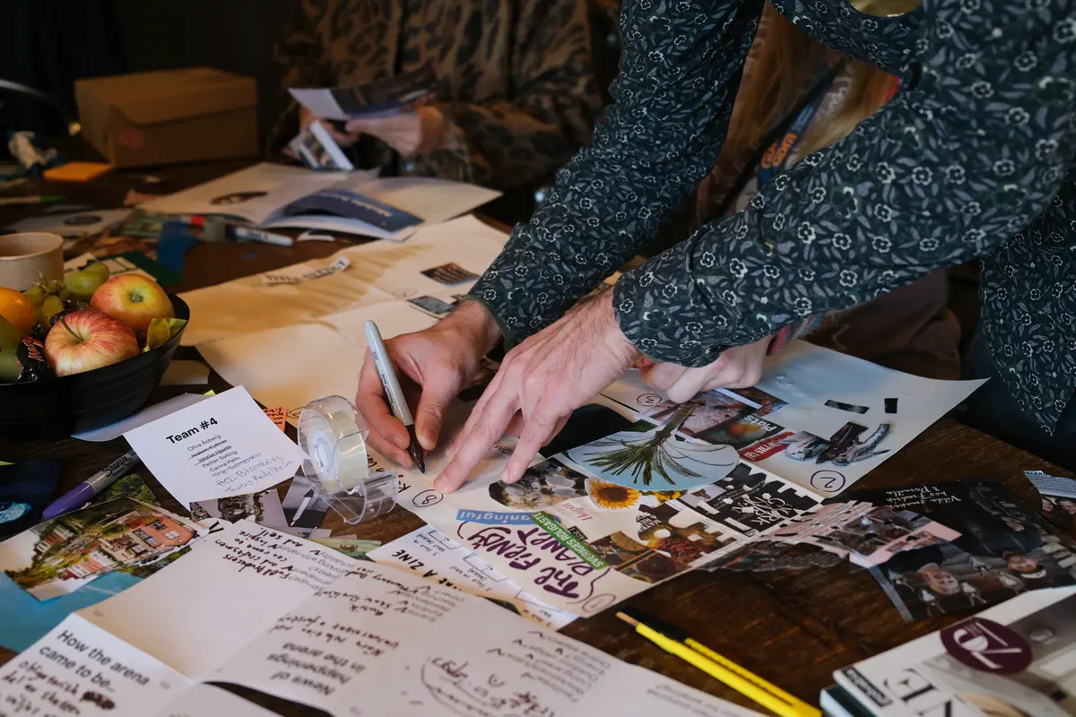 Flera par händer arbetar tillsammans i kreativt kollage med bilder och texter