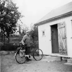 Olaf kommer hjem med sykkel etter arbeidet til Meiseveien 3,
