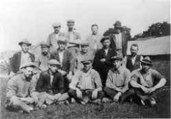 Arbeidere ved Evje teglverk, Rolvsøy, fotografert like før v