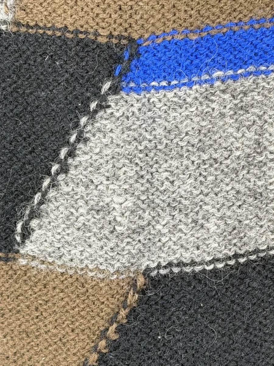 En stickad socka, med mudd i 1-1 resår (1 rät och 1 avig maska), skaft mönstrat med intarsia och fot i slätstickning, av 2-trådigt ullgarn.
