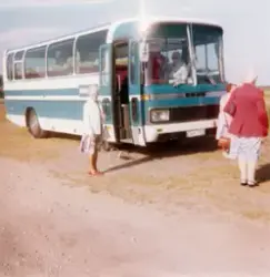 Bussresa. Bussen har stannat till för att ge passagerarna ch