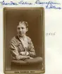 Porträtt av Selma Leander. Född i småländska Hjälmseryd inflyttade hon till Vadstena 1884 för tjänst som telegrafist. Med tiden utsedd till telegrafistföreståndare. År 1897 lämnade hon staden för ny tillvaro i Stockaryd.