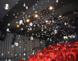 Cino 4, salongen, med såpbubblor i luften