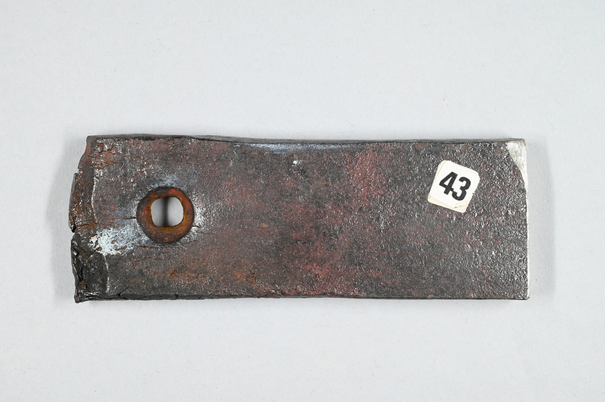 Avtryck av järnstämpel i prov av stångjärn. 