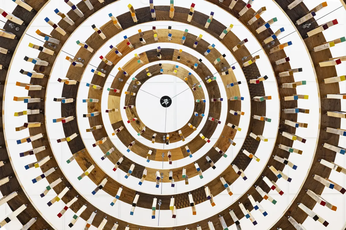 Uropall II henger ved inngang nord, den peker oppover. 