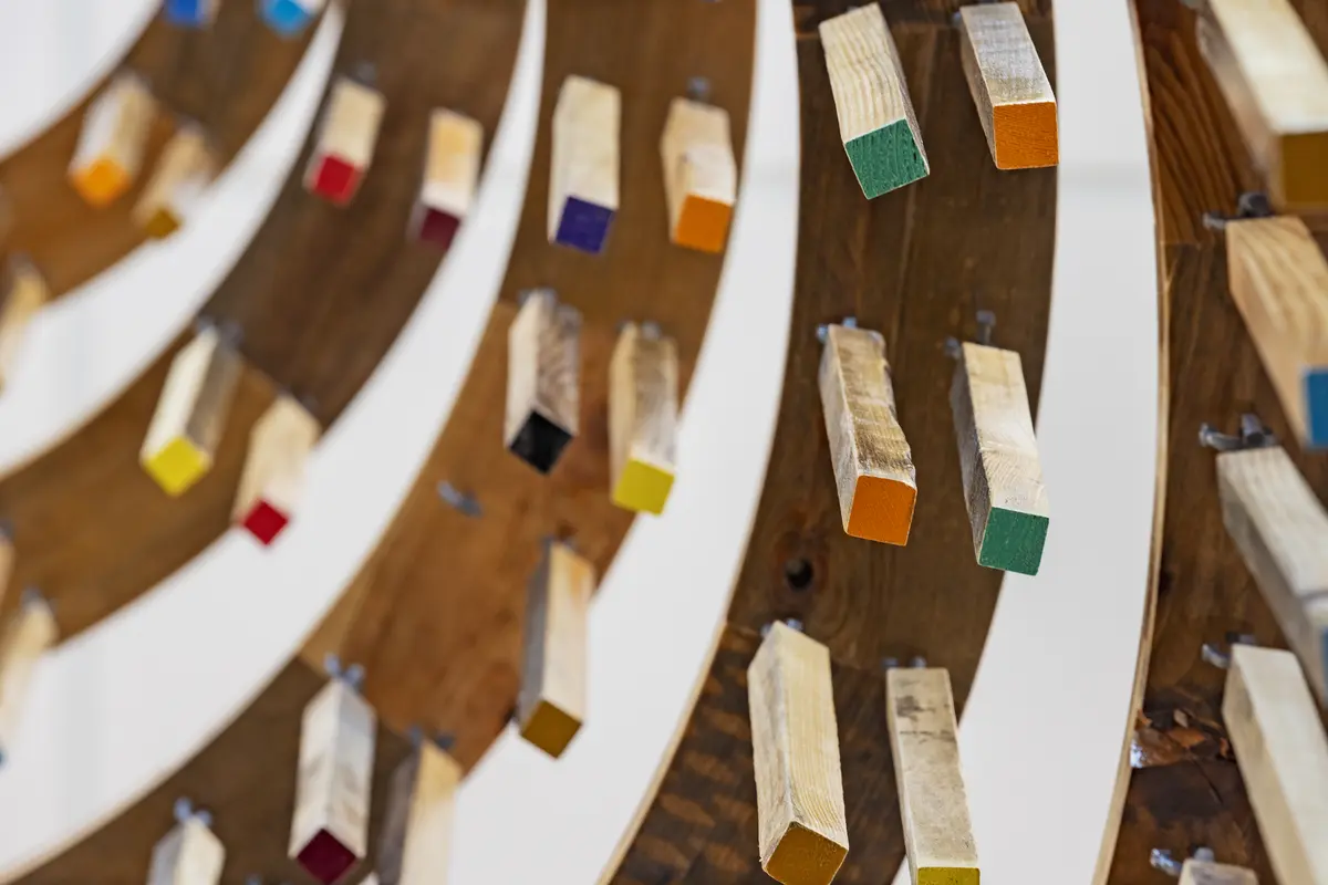 Uropall II henger ved inngang nord, den peker oppover. 