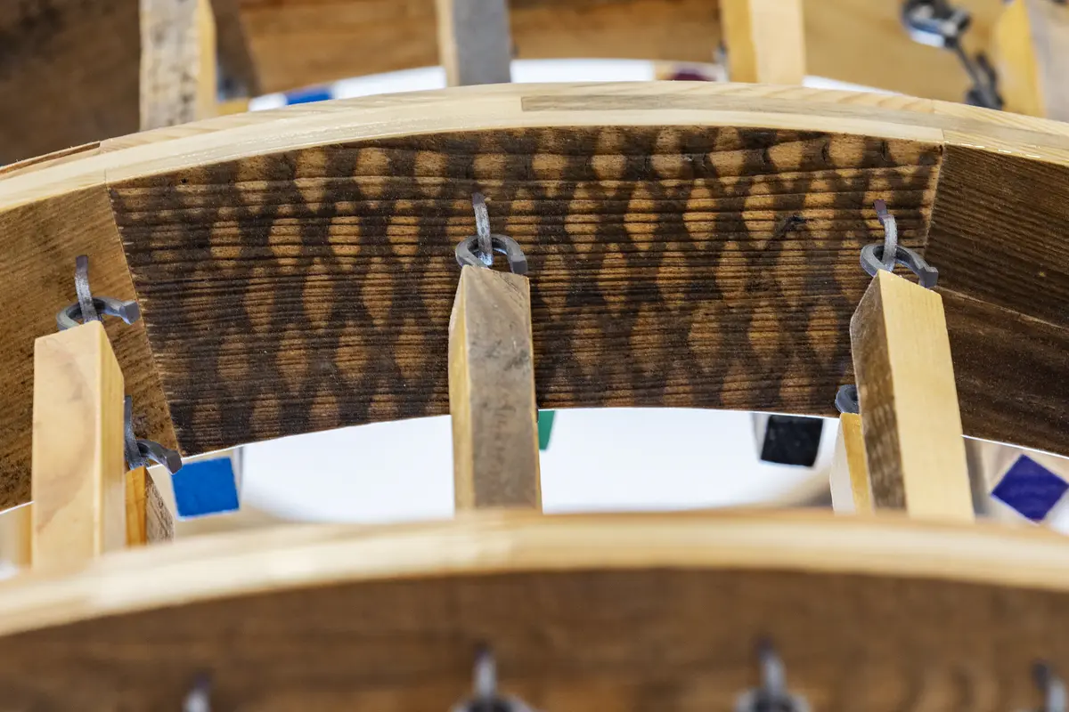 Uropall II henger ved inngang nord, den peker oppover. 