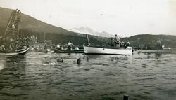 Bading i Taraldsvik med spissbåter og motorbåter.