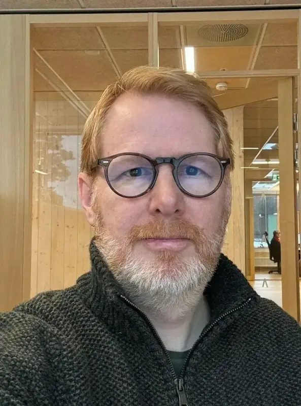 Selvportrett av Sander Solnes