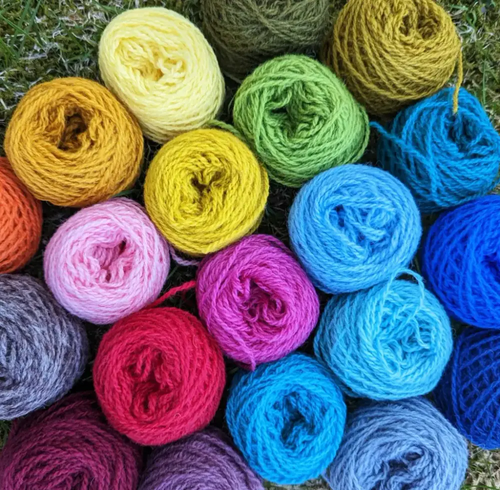 Garnnystan i olika färger.