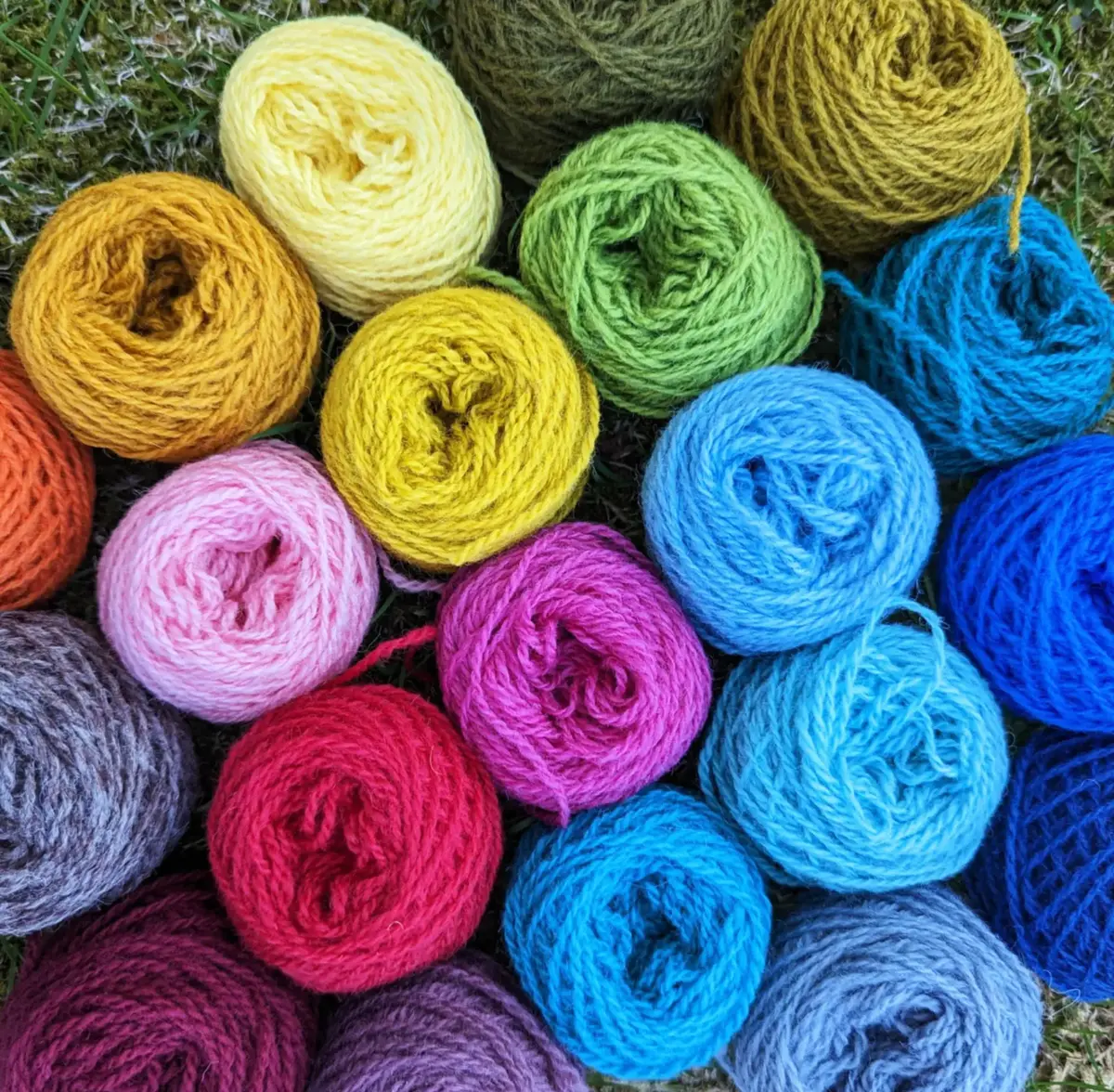 Garnnystan i olika färger.