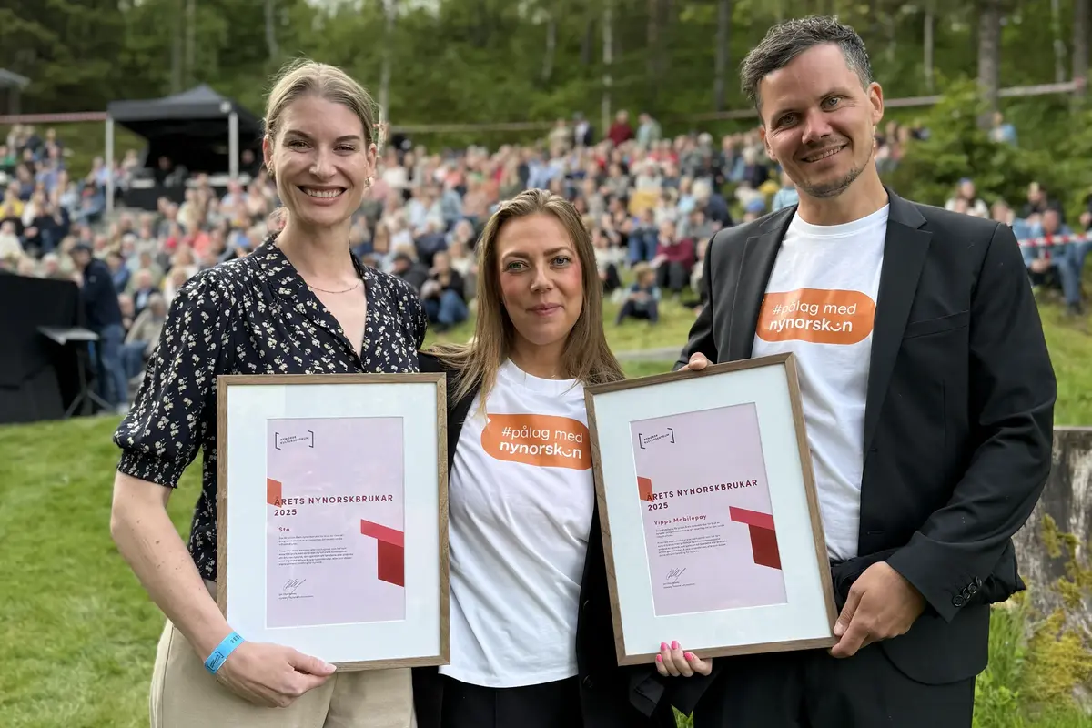 Bilete av Årets nynorskbrukar 2025 med representantar frå Vipps MobilePay AS og Stø AS