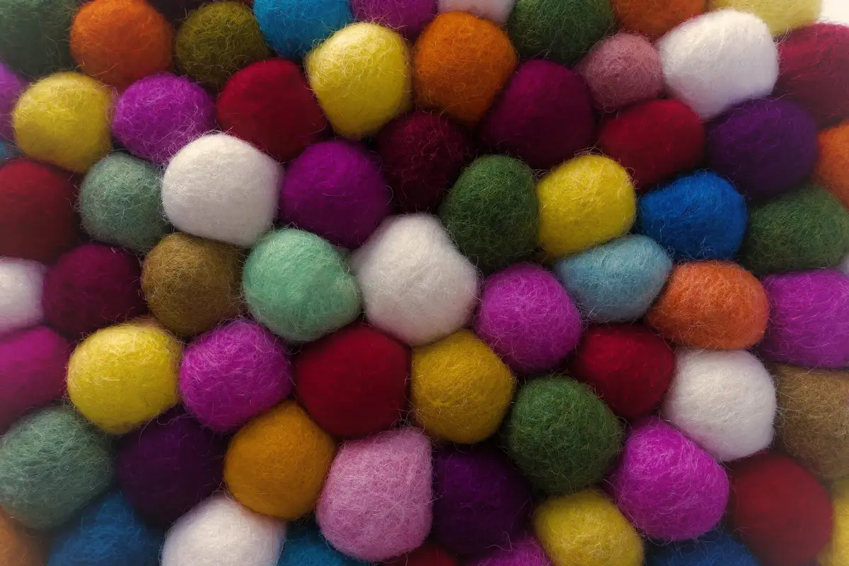Garnbollar i olika färger.