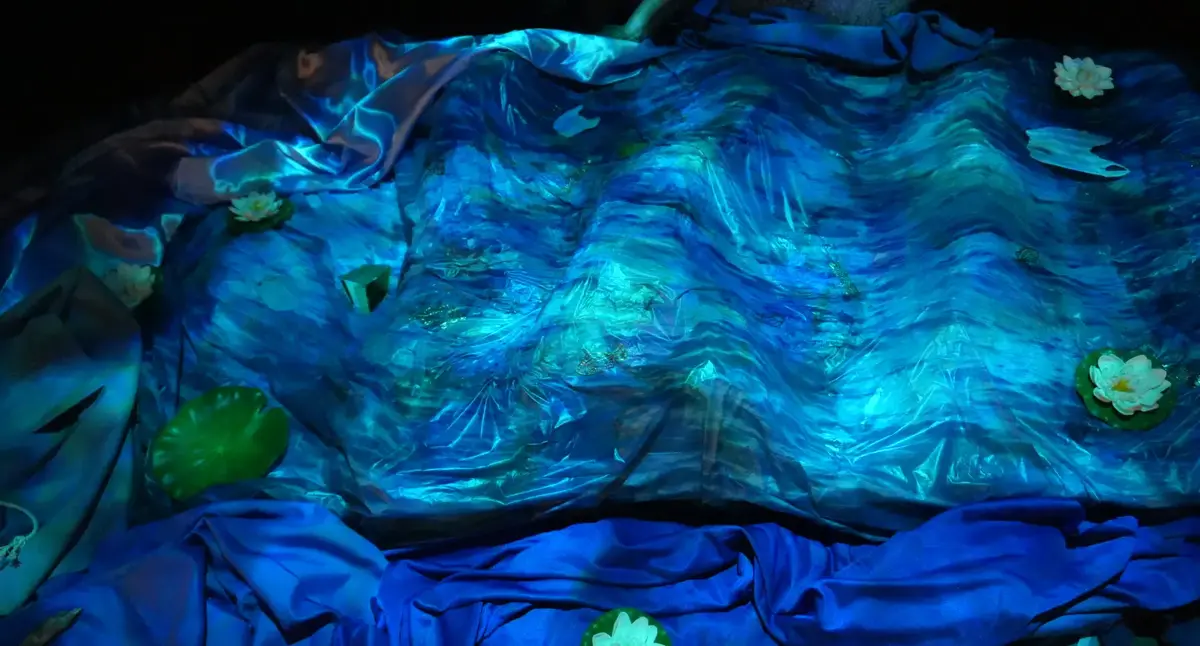 böljande tyg och magisk ljussättning skapar känsla av hav