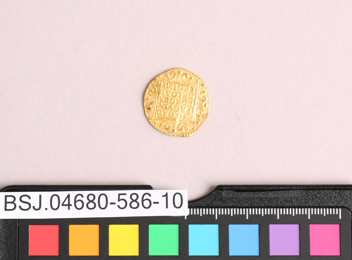 Stående ridder i full rusting som holder et sverd og en bunt med piler. Pilene symboliserer foreningen av de nordlige provisnen, som danner grunnlaget for Utrechtunionen i 1559