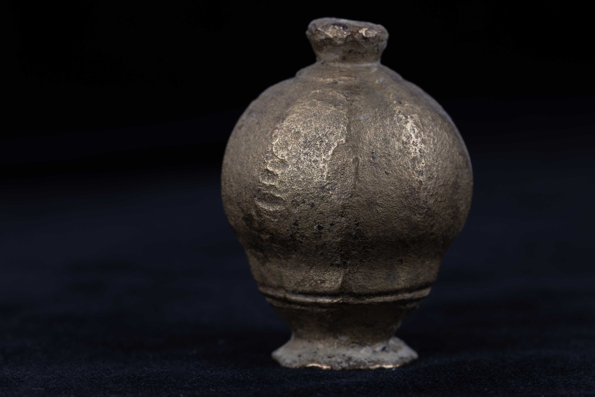 Våpenknapp i messing funnet ved skipet AKERENDAM som forliste på Runde i 1725. Rund form.