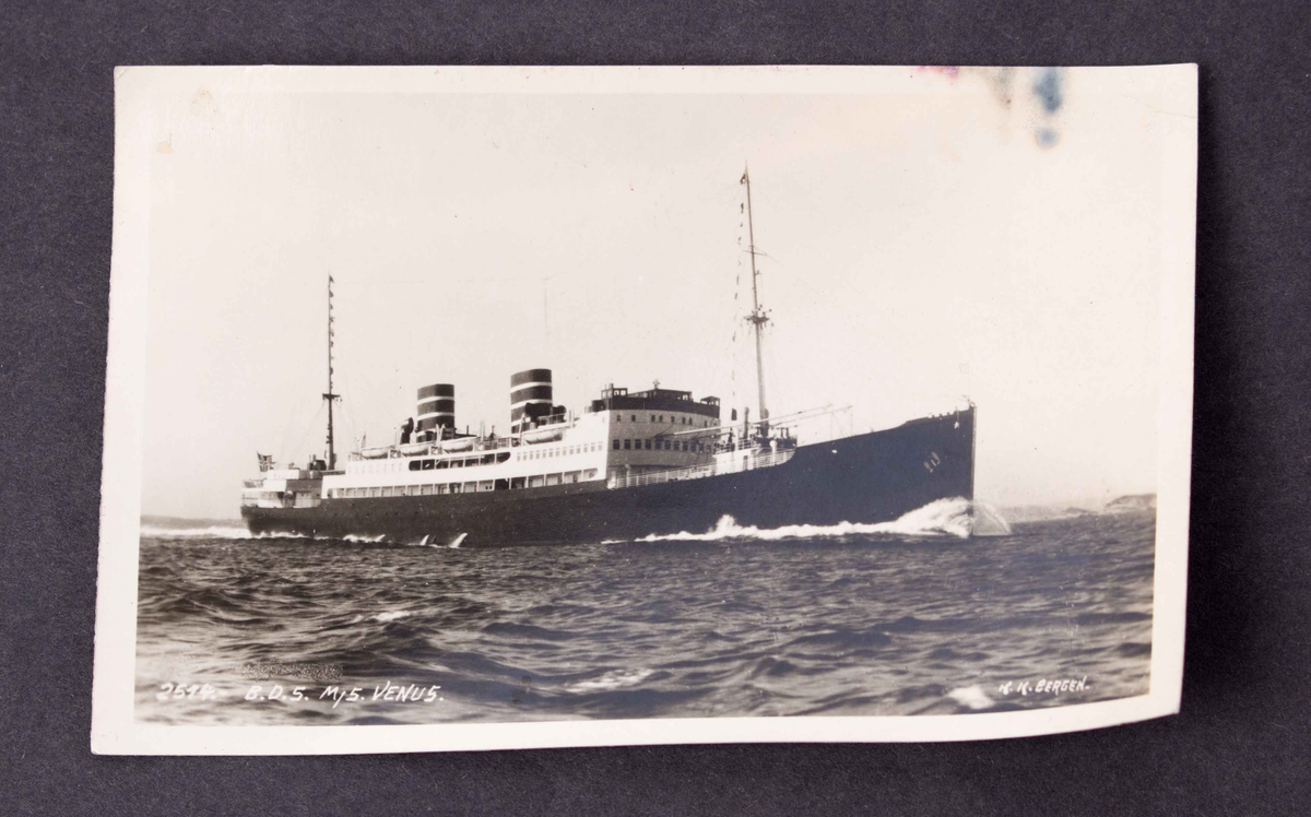 TS LEDA reddet besetningen på DS KARMT den 23. januar 1937 i Nordsjøen. Samling av gjenstander/arkivmateriale knyttet opp mot redningsaksjonen: Oljemaleri, diplom, medalje, askebeger, CD, kassetter, bøker, tjenestebok, databok, fotografi, singel-plate, avisutklipp.