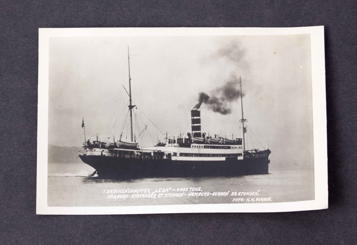 TS LEDA reddet besetningen på DS KARMT den 23. januar 1937 i Nordsjøen. Samling av gjenstander/arkivmateriale knyttet opp mot redningsaksjonen: Oljemaleri, diplom, medalje, askebeger, CD, kassetter, bøker, tjenestebok, databok, fotografi, singel-plate, avisutklipp.