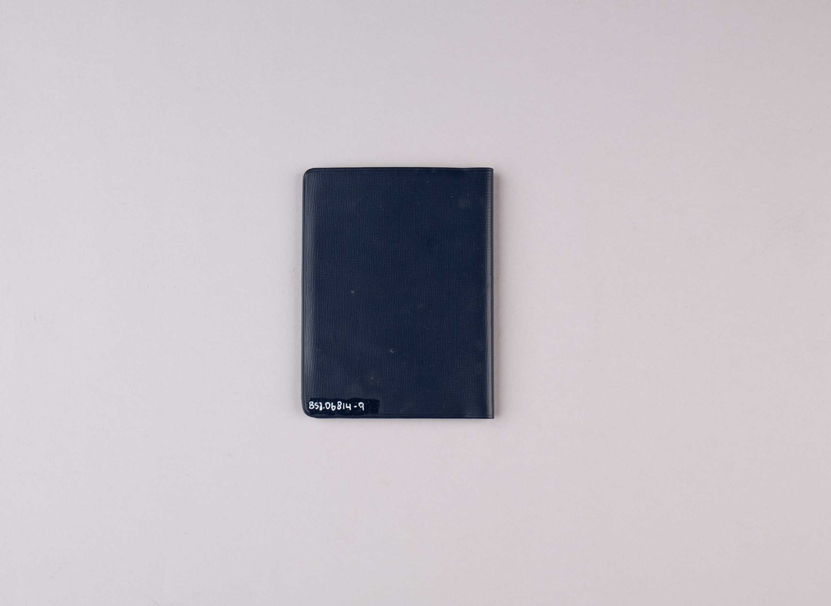 Medlemsbok for Norsk sjømannsforbund. Lite hvit hefte i blått plastomslag. Bok som viser innbetaling av kontigent med pålimte merker for årene 1966, 1967, 1968, 1969, 1970, 1971 og 1972.