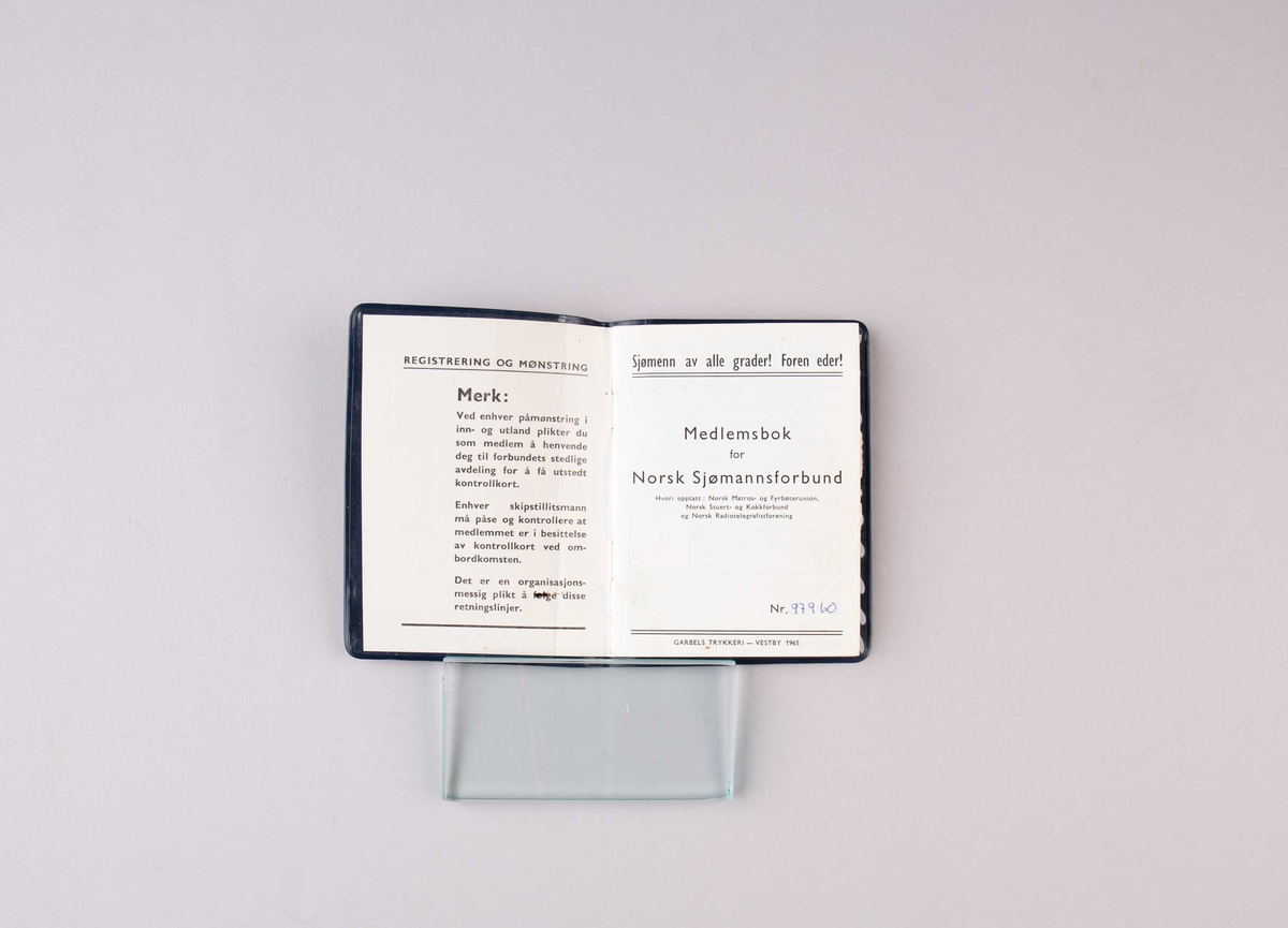 Medlemsbok for Norsk sjømannsforbund. Lite hvit hefte i blått plastomslag. Bok som viser innbetaling av kontigent med pålimte merker for årene 1966, 1967, 1968, 1969, 1970, 1971 og 1972.