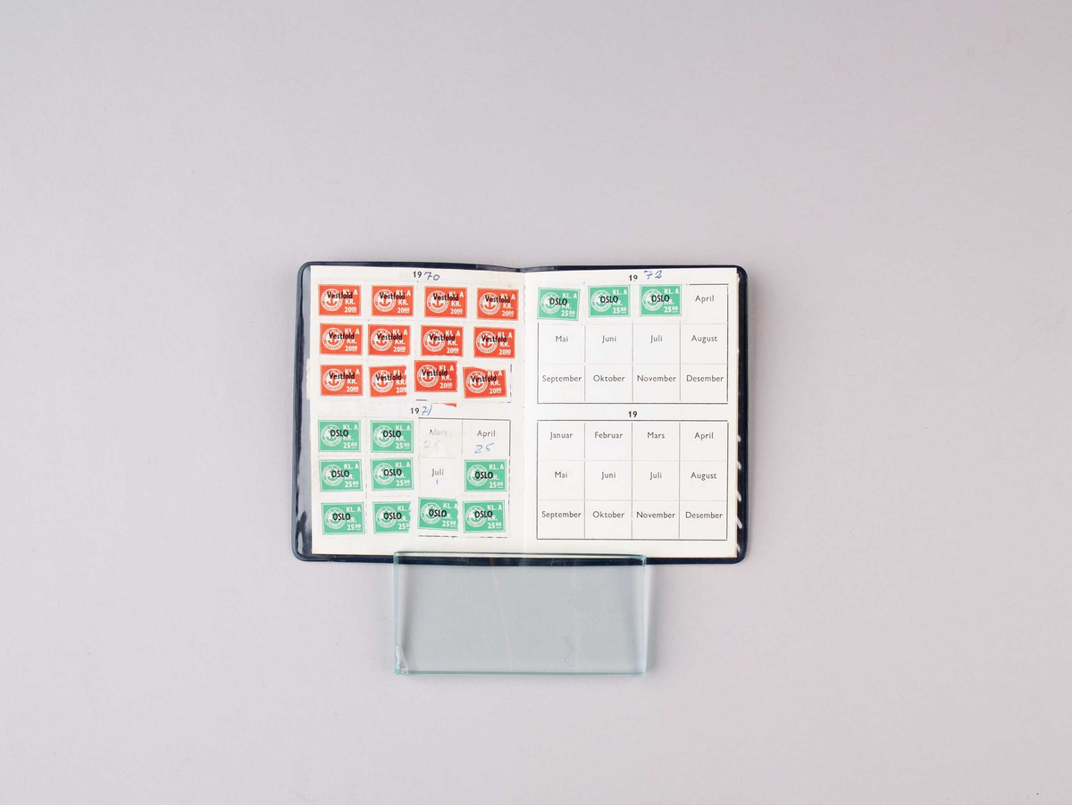 Medlemsbok for Norsk sjømannsforbund. Lite hvit hefte i blått plastomslag. Bok som viser innbetaling av kontigent med pålimte merker for årene 1966, 1967, 1968, 1969, 1970, 1971 og 1972.