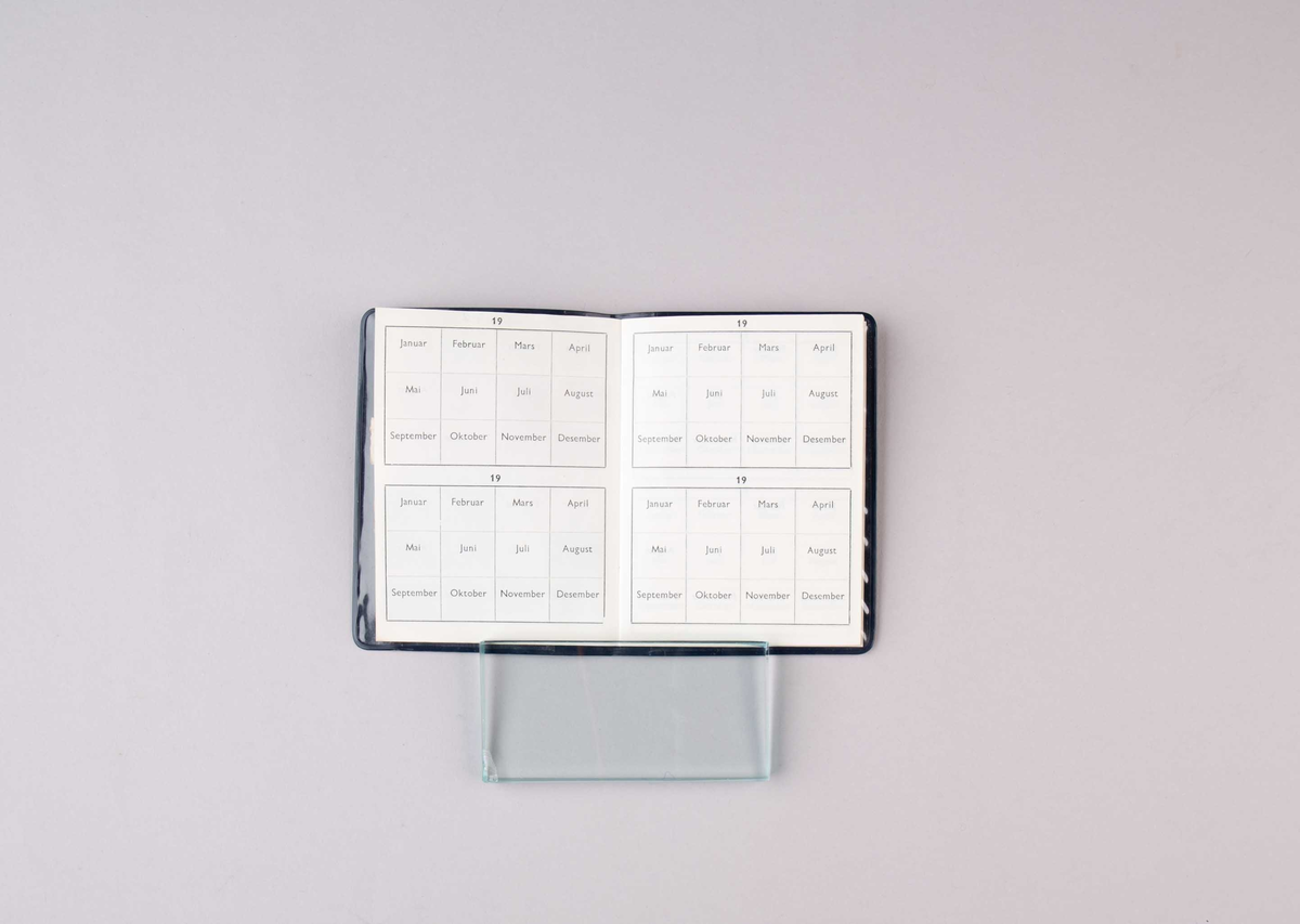 Medlemsbok for Norsk sjømannsforbund. Lite hvit hefte i blått plastomslag. Bok som viser innbetaling av kontigent med pålimte merker for årene 1966, 1967, 1968, 1969, 1970, 1971 og 1972.