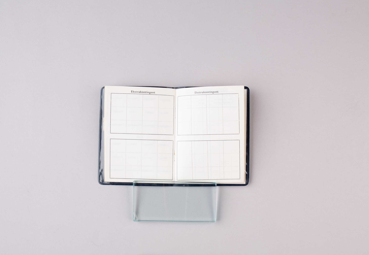 Medlemsbok for Norsk sjømannsforbund. Lite hvit hefte i blått plastomslag. Bok som viser innbetaling av kontigent med pålimte merker for årene 1966, 1967, 1968, 1969, 1970, 1971 og 1972.