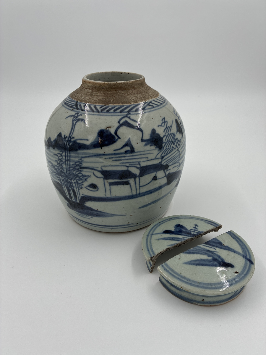 Kruka med trasigt lock. Blå dekor med hamn- och båtmotiv. Från Kina. Finns ett ytterligare lock märkt AM 302 men detta kan möjligen höra till AM 433 eller AM 434 istället.