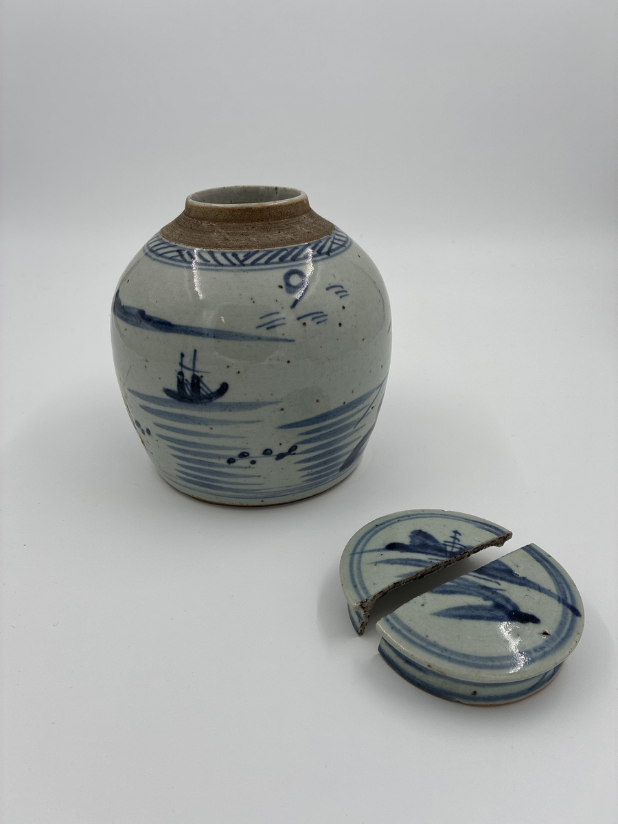 Kruka med trasigt lock. Blå dekor med hamn- och båtmotiv. Från Kina. Finns ett ytterligare lock märkt AM 302 men detta kan möjligen höra till AM 433 eller AM 434 istället.