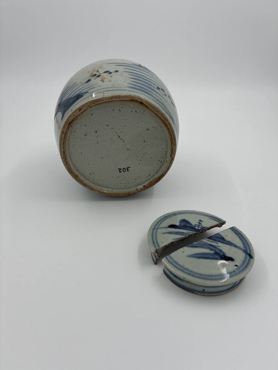 Kruka med trasigt lock. Blå dekor med hamn- och båtmotiv. Från Kina. Finns ett ytterligare lock märkt AM 302 men detta kan möjligen höra till AM 433 eller AM 434 istället.