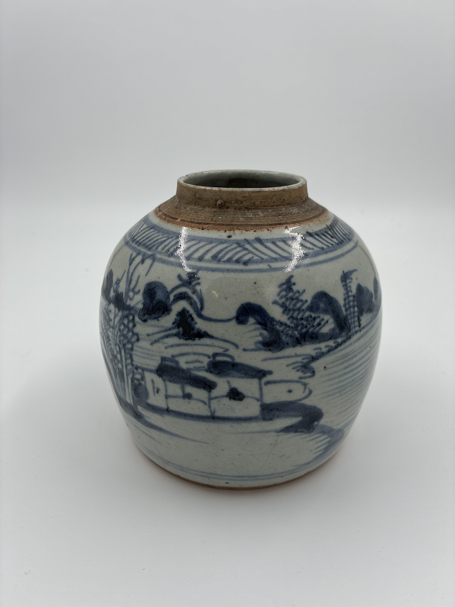 Kruka av porslin med ornering i blått. Från Kina.
Lock saknas och krukan ihoplimmad. Två likadana lock är märkta AM 302, möjligen hör den ena locket till denna kruka.