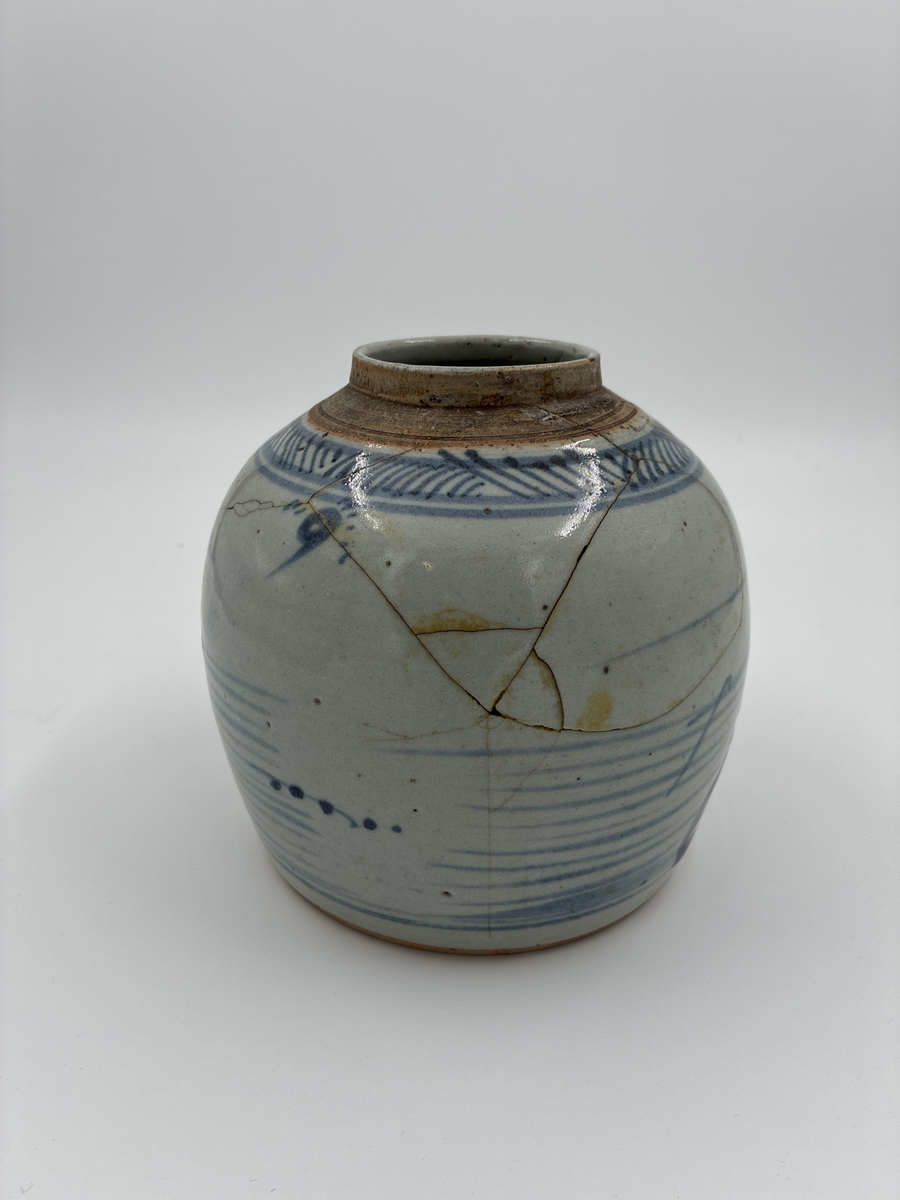 Kruka av porslin med ornering i blått. Från Kina.
Lock saknas och krukan ihoplimmad. Två likadana lock är märkta AM 302, möjligen hör den ena locket till denna kruka.