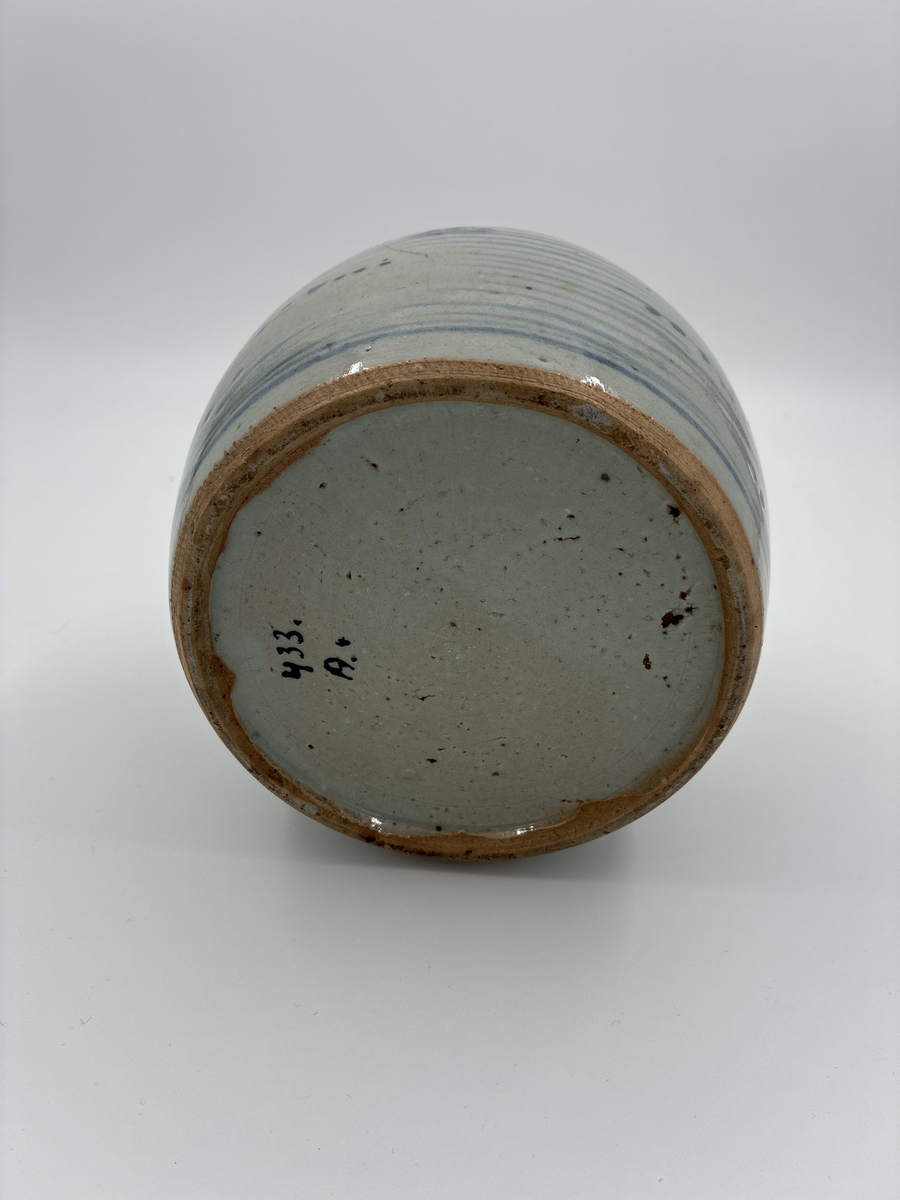 Kruka av porslin med ornering i blått. Från Kina.
Lock saknas och krukan ihoplimmad. Två likadana lock är märkta AM 302, möjligen hör den ena locket till denna kruka.