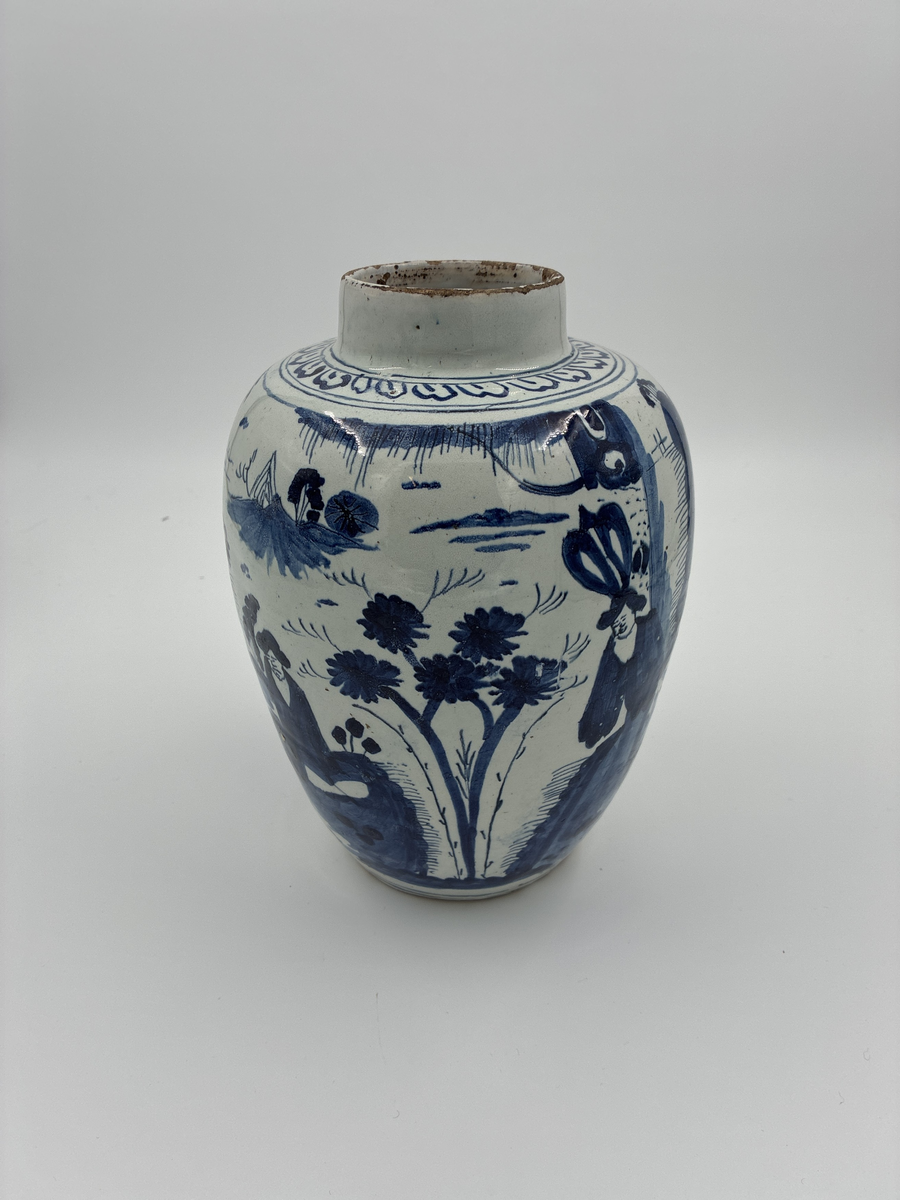 Kruka med dekor i blått, tre figurer inom stiliserat mönster.
Från Kina. Lock saknas.