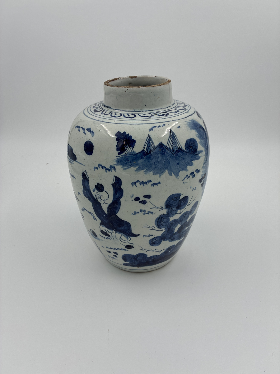 Kruka med dekor i blått, tre figurer inom stiliserat mönster.
Från Kina. Lock saknas.