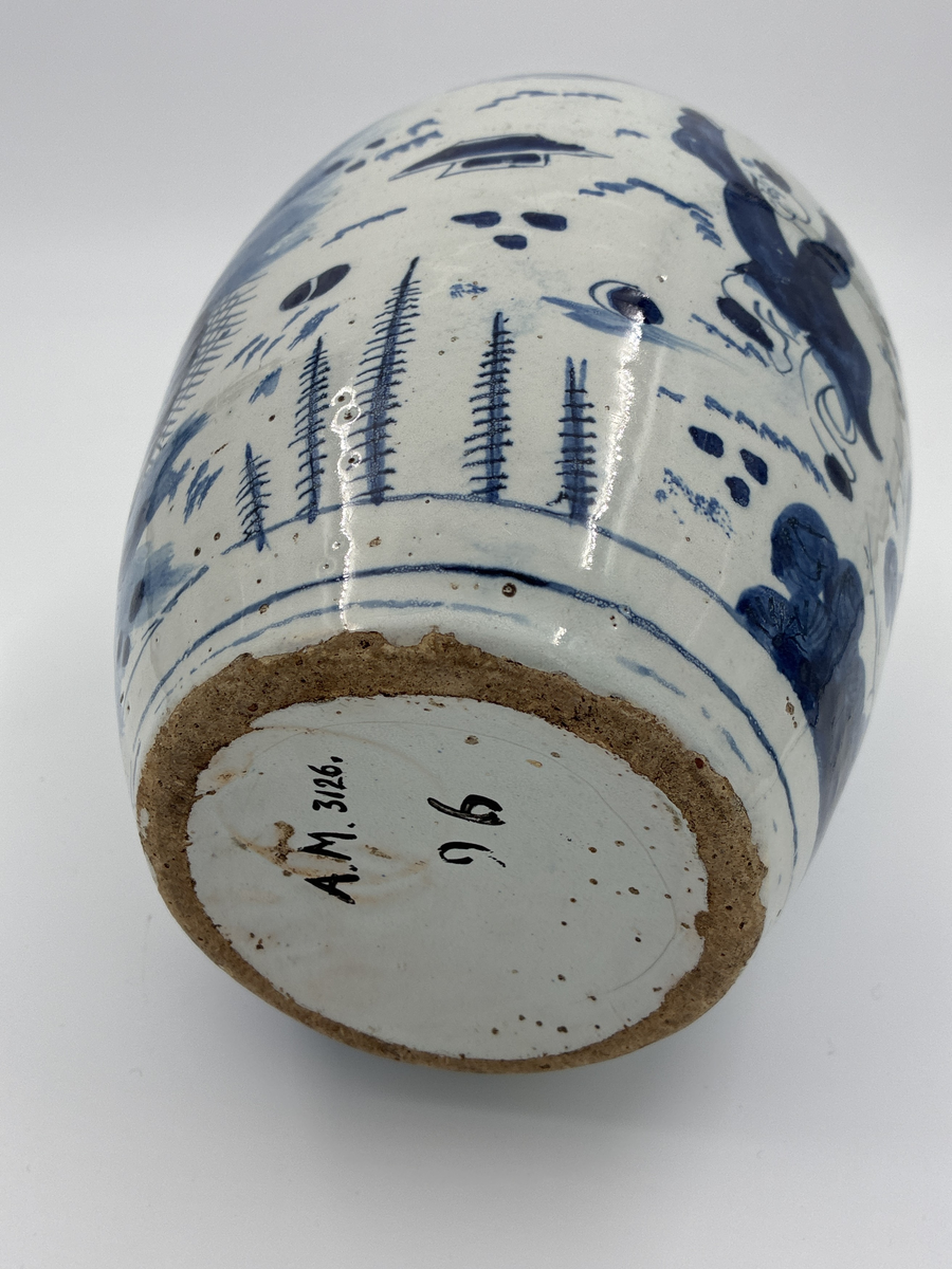 Kruka med dekor i blått, tre figurer inom stiliserat mönster.
Från Kina. Lock saknas.