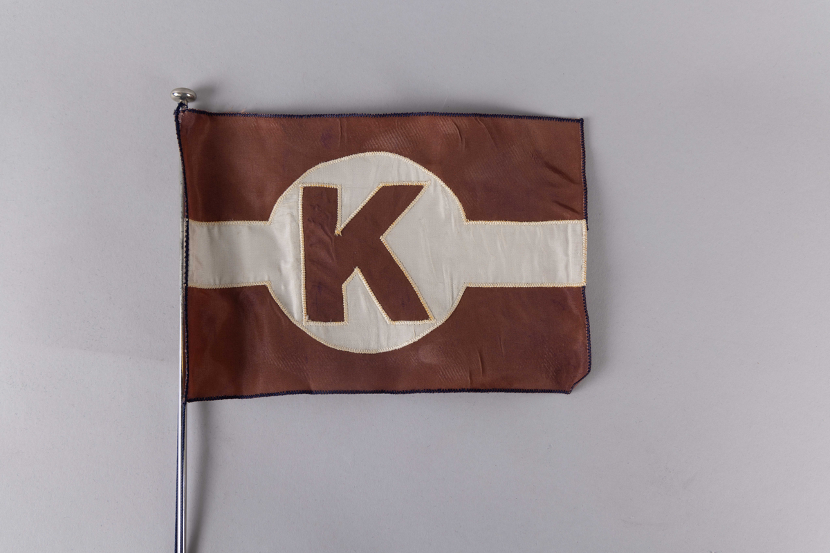 Motiv av skorsteinsmerke til rederiet Thorvald Klaveness med bokstaven K