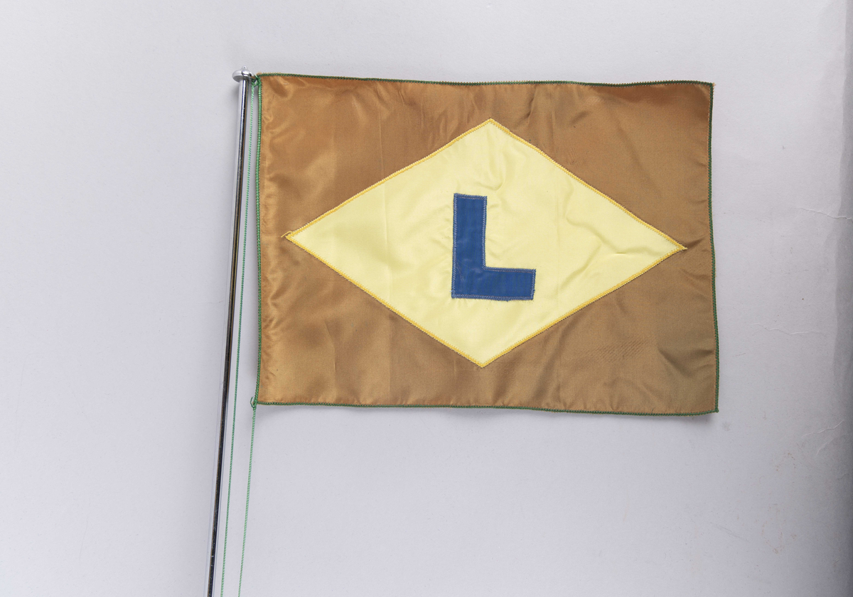 Motiv av skorsteinsmerke til rederiet Øyvind Lorentzen med bokstaven L