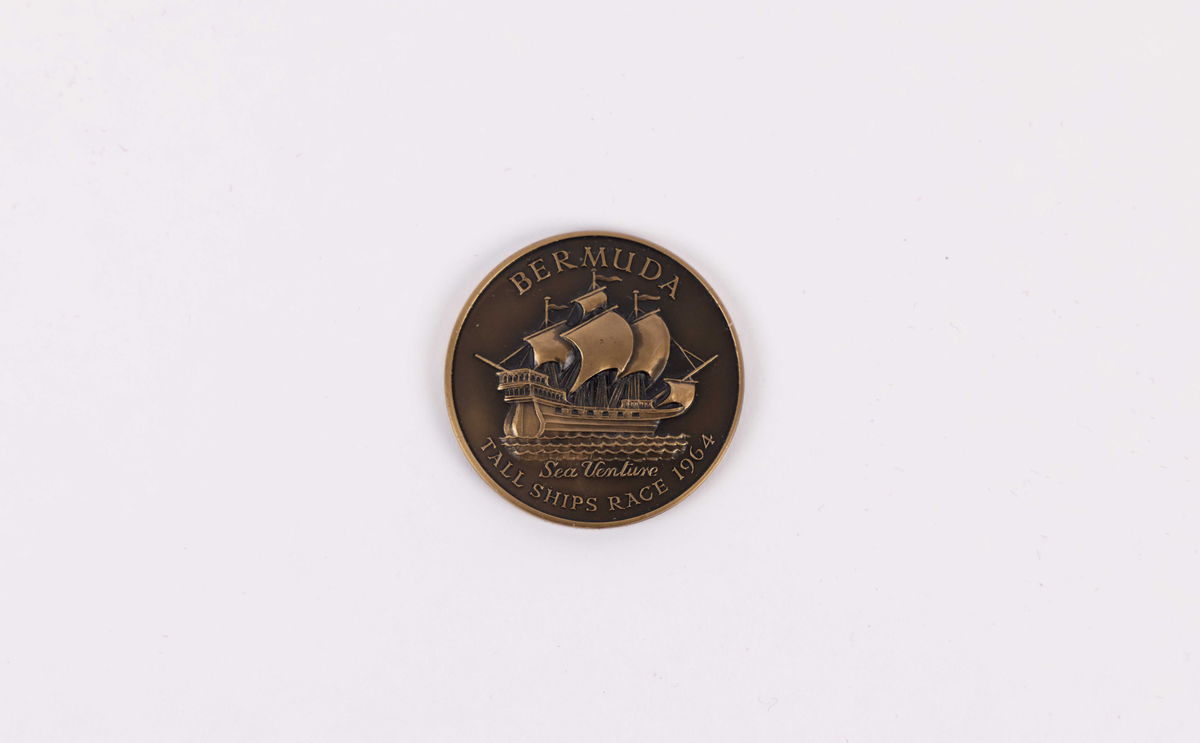 Motiv på minnemedalje er seilskipet SEA VENTURA omkranset av tekst på forside. Bakside dekorert av bladkrans.