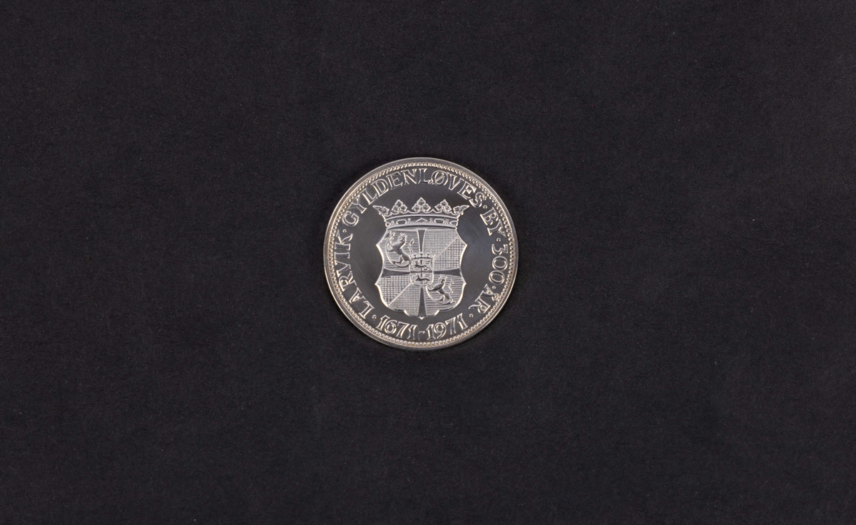 Motiv på minnemedalje portrett av Christian V forside og våpenskjold for Larvik på bakside.