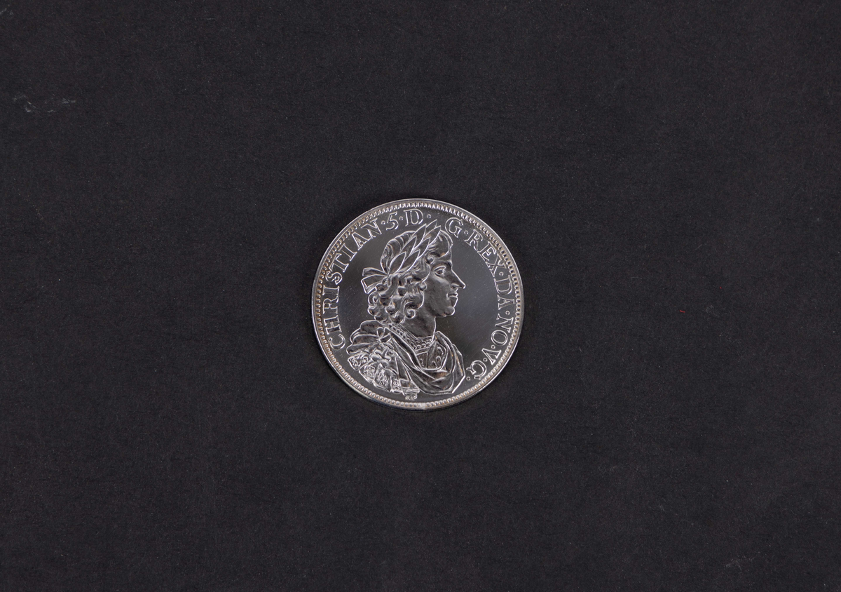 Motiv på minnemedalje portrett av Christian V forside og våpenskjold for Larvik på bakside.