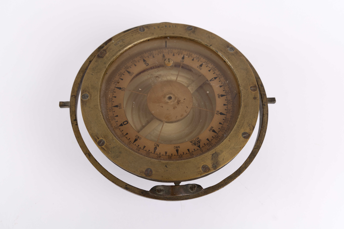 Rund lysventil med glass. Koøye med to store lukkebolter og hengsel i øvre kant. Ventil kan åpnes og lukkes.