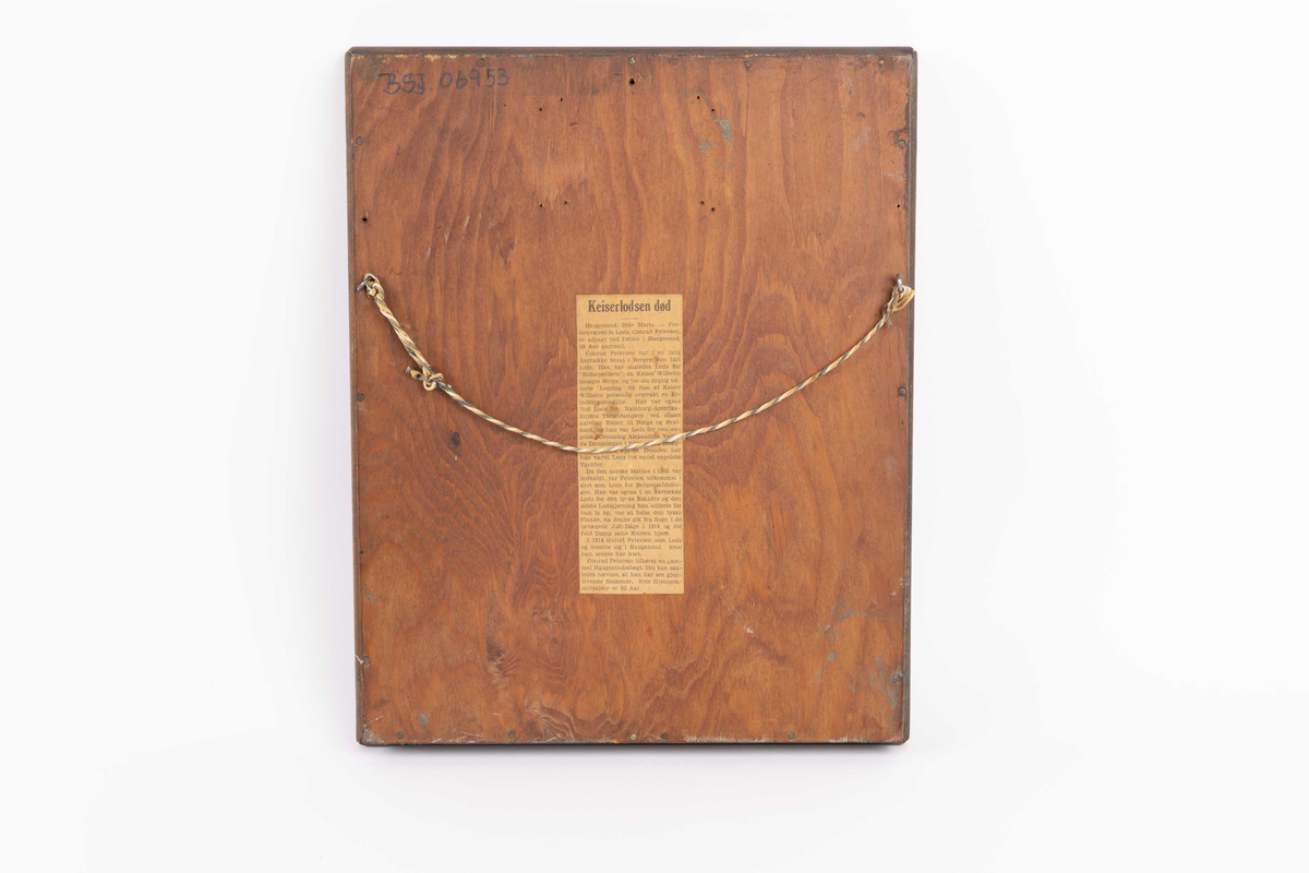 Brystportrett av losen Conrad Petersen. Han er iført gul sydvest og regnkåpe, og man ser en seilende losskute i bagrunn.