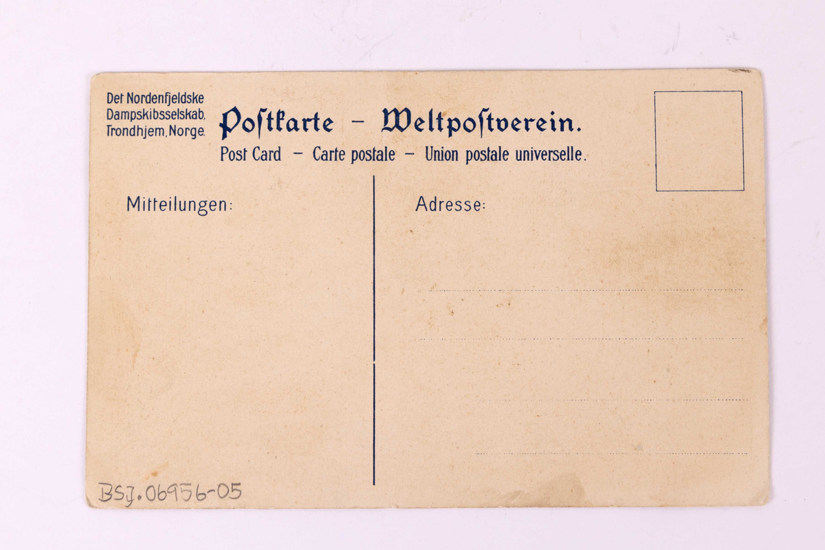 Kolorert postkort med motiv av dagligstuen på skipet DS HAAKON VII