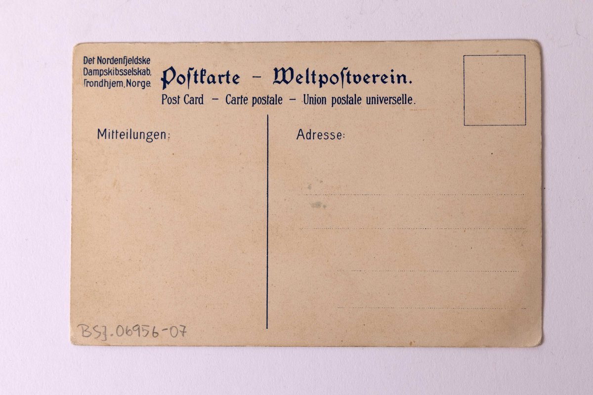 Kolorert postkort med motiv av musikksalongen på skipet DS HAAKON VII